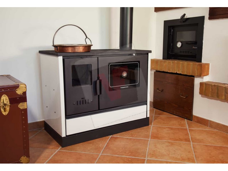 CUCINA A LEGNA CON FORNO...